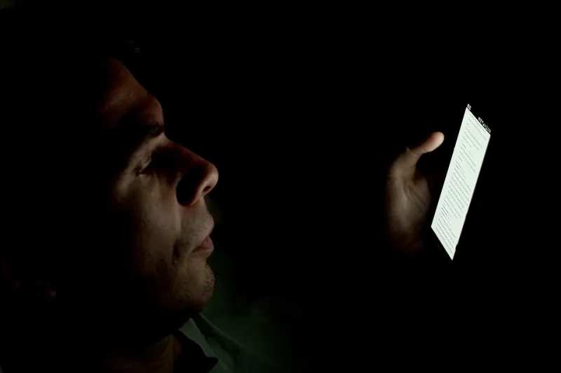 Lumière bleue et sommeil : ce que vos écrans font à votre cerveau chaque soir après 22 heures