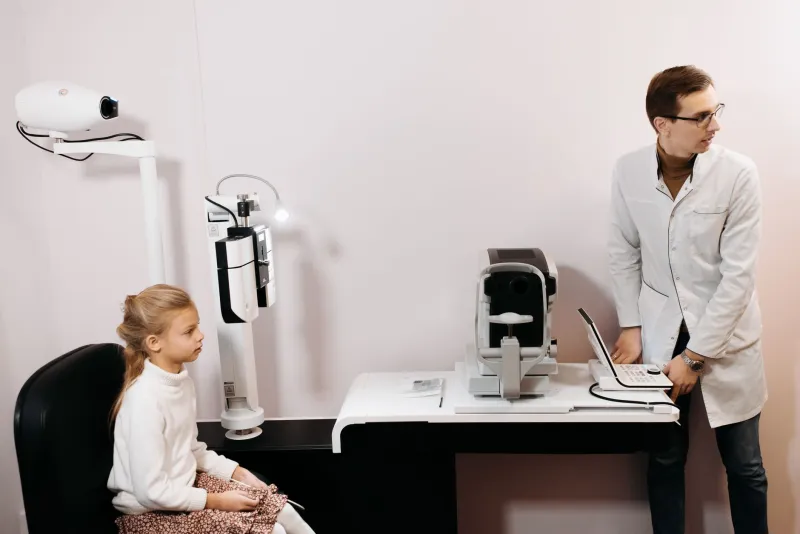 Quand l'ordonnance ne tient plus : comprendre et freiner la myopie évolutive chez l'adulte