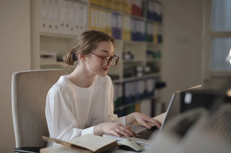Travailler avec la presbytie : aménager son espace et ses habitudes pour voir sans fatigue