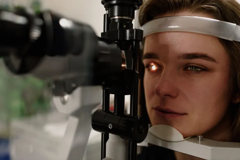 Hypertension artérielle et rétine : les dommages invisibles que votre tension inflige à vos yeux